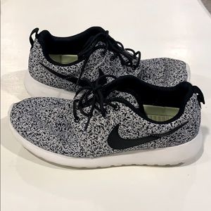 Nike black & white spotted sneakers